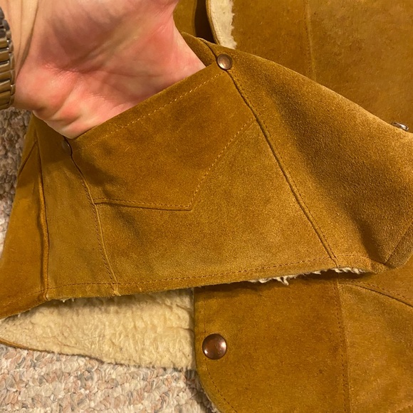 Suede leather and Sherpa vintage vest - Picture 8 of 13